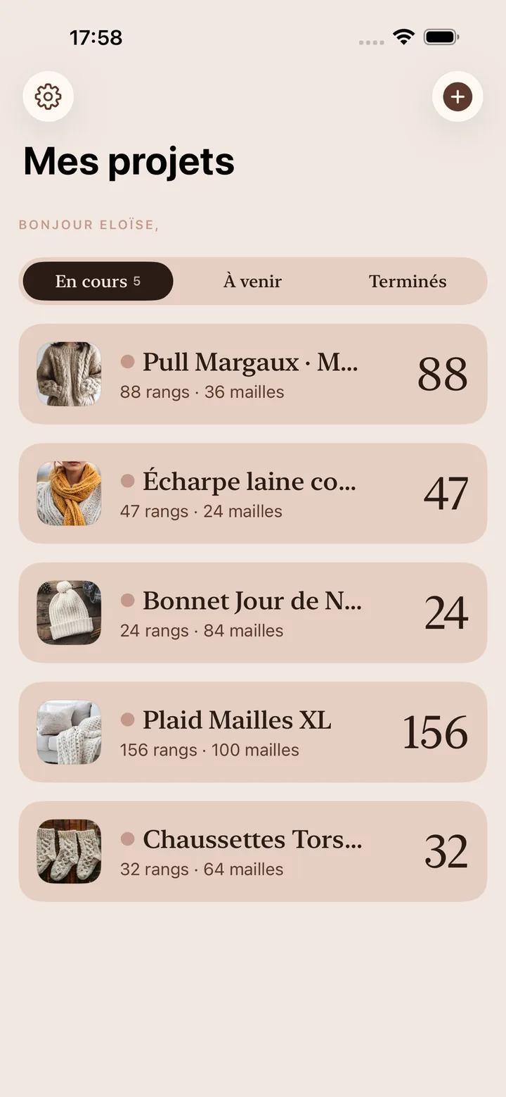 Écran d'accueil de Knittle intitulé "Mes projets", listant des projets de tricot avec photos de couverture, nombre de rangs, et onglets En cours, Planifiés et Terminés.
